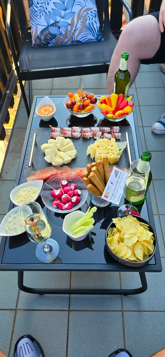 TWeinlein's tweet image. Grüsse ausm Wallis 👋

Bin bei unserer Zentralpräsidentin vom @Lokpersonal eingeladen bis morgen.

Müssen die Delegiertenversammlung und Retraite vorbereiten.

So lässt es sich natürlich sehr gut arbeiten 😏

#LPV #Lokpersonalverband #Gewerkschaft #SEV