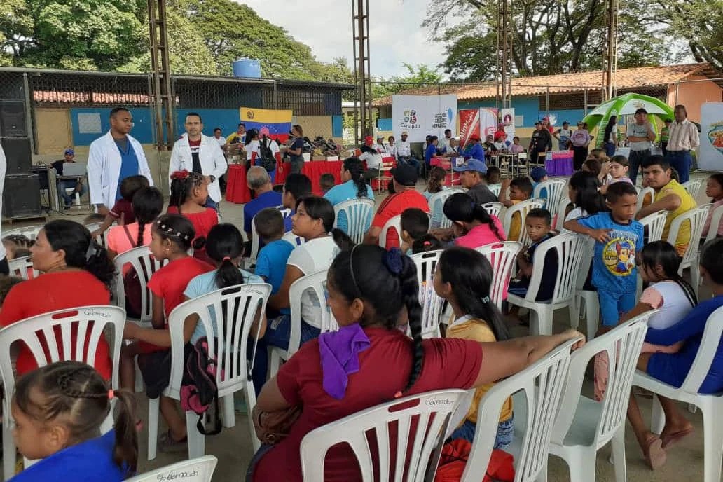 Más de 200 personas, fueron atendidas en diversas áreas de la salud, con el Plan de Amor en Acción, el cual llevó a cabo en el  municipio San Fernando del estado Apure.

#PatriaSoberanaYPlena 🇻🇪

@nicolasmaduro <a href="/florescilia/">Cilia Flores</a> <a href="/MagaGutierrezV/">Magaly Gutiérrez Viña</a>  <a href="/delcyrodriguezv/">Delcy Rodríguez</a>