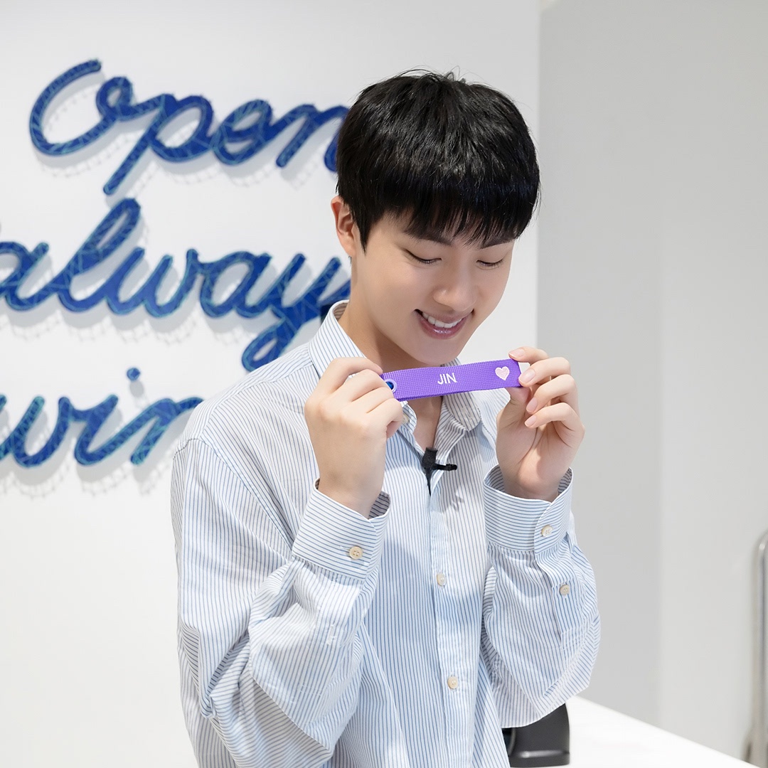 btspicstwt_'s tweet photo. [📸 PHOTOS] 

#Jin at the Samsung Olympic Pop up store in France..🇨🇵

[source: Samsung FR X acc] https://t.co/GKYTvmh2XZ