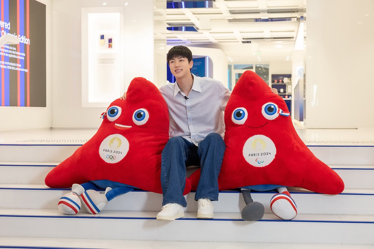 btspicstwt_'s tweet photo. [📸 PHOTOS] 

#Jin at the Samsung Olympic Pop up store in France..🇨🇵

[source: Samsung FR X acc] https://t.co/GKYTvmh2XZ