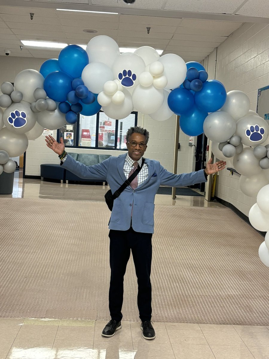 survivalmanna's tweet image. I gave up this morning’s early workout to welcome the students at Kirby High School. Praying for all of the principals, teachers, admins and students today!! God’s protection, intervention, wisdom and guidance, AMEN. 💪🏾🙌🏾🙏🏾 #PrayForMemphis