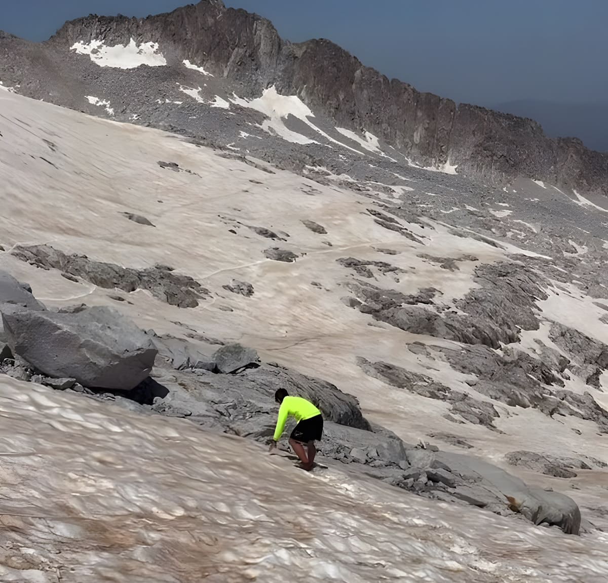 lugaresdenieve's tweet photo. Sin crampones ni casco y en pantalón corto: Vídeo viral de la última imprudencia en el Aneto https://t.co/4UrwpXHnMN https://t.co/oSyVRmhucw