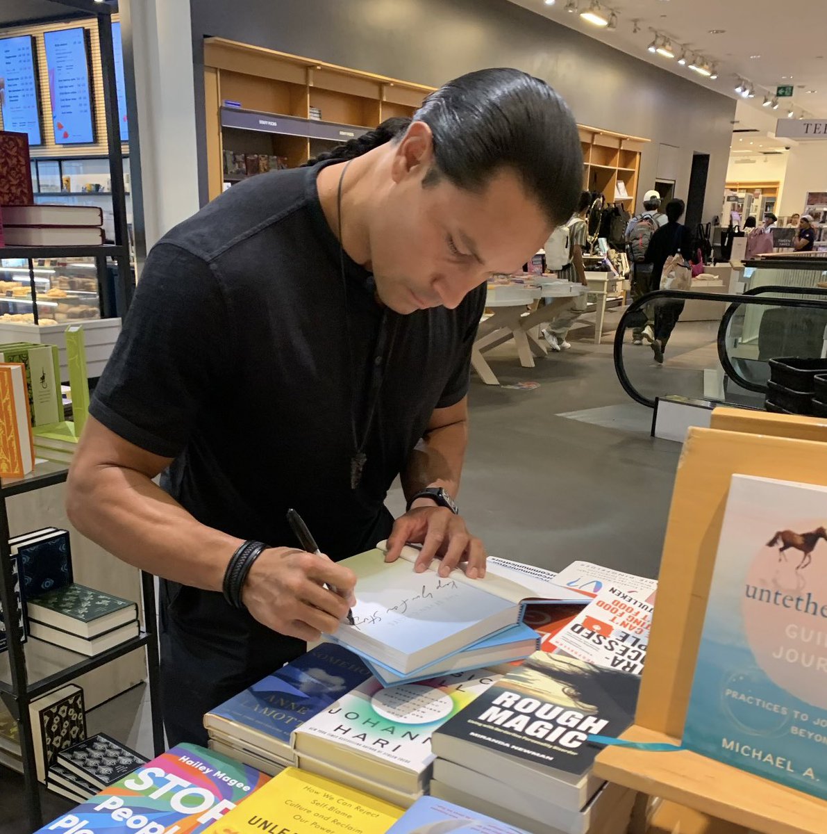 IndigoEatonCtr's tweet image. Drawing inspiration from their
#Indigenous ancestors, Chelsey and Thosh make #Indigenoustraditions accessible and approachable no matter your cultural heritage.

#TheSevenCircles @wellforculture @harpercollinsca
#Indigenouswellness #Indigenousteachings #Indigenousvoices