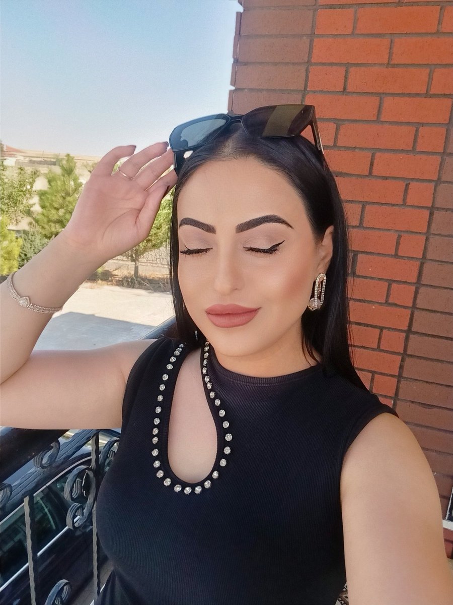 Gözlerim kapalı huzuru dinliyorum.