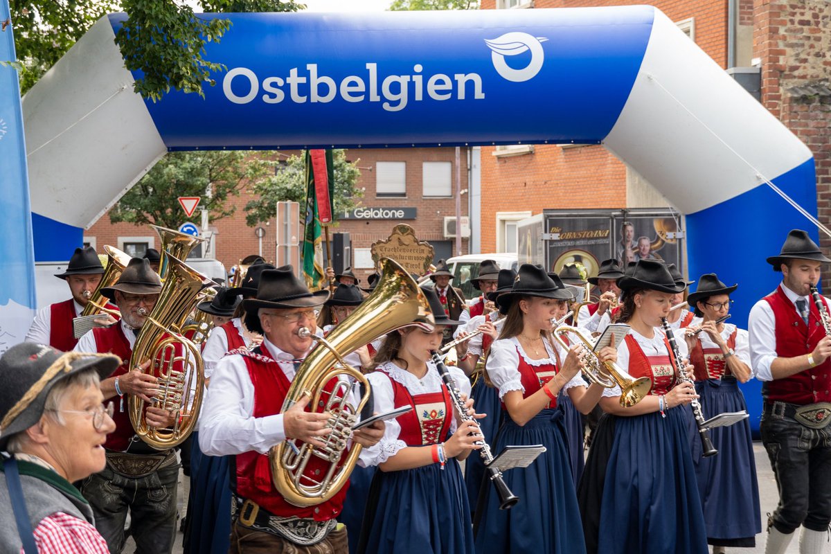 In den vergangenen Tagen war unser #BRF-Zelt wieder in #Ostbelgien unterwegs:

#BRF1 sendete am Freitag live von Belgiens größtem Trödelmarkt in St. Vith

#BRF2 war am Samstag beim 42. Eupener Tirolerfest

#belgischerrundfunk #radio #sommer #unterwegs #eupen #stvith