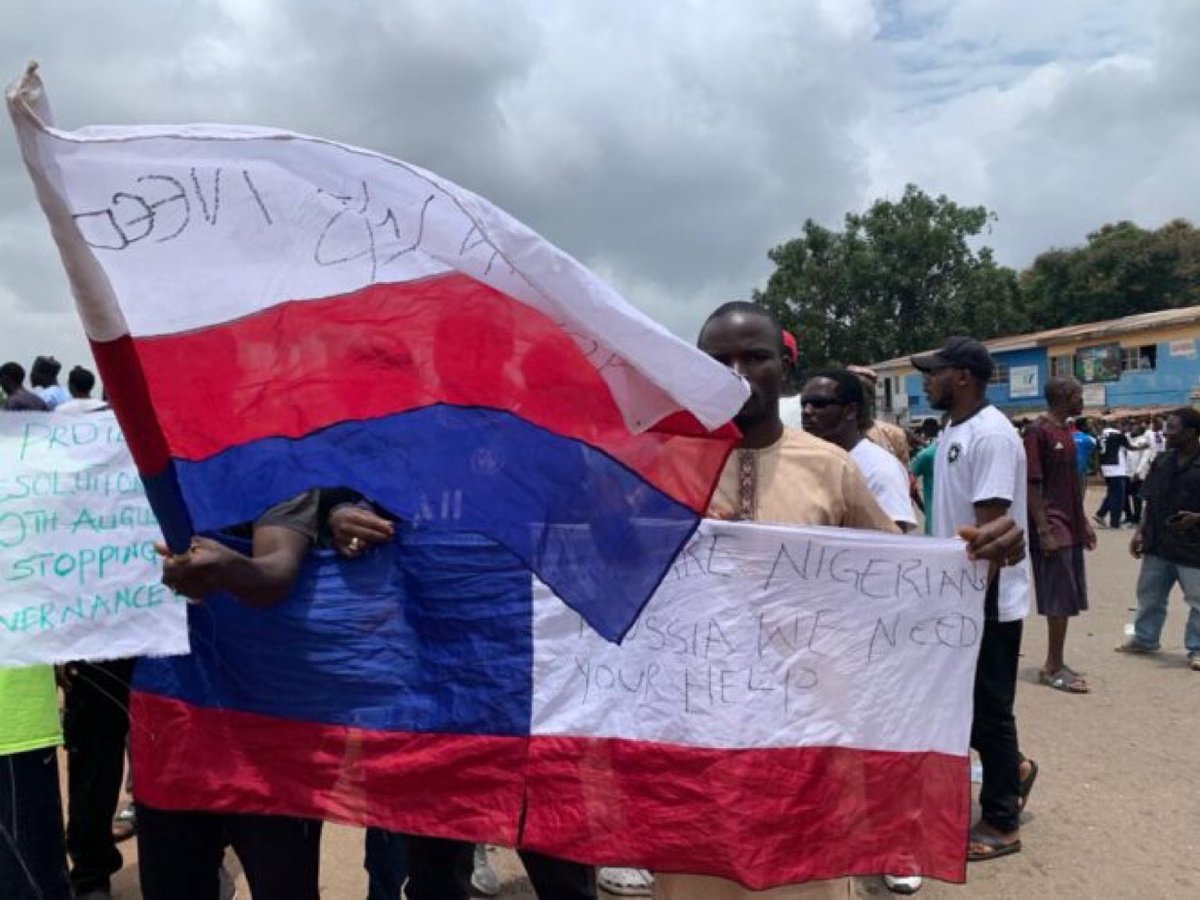 NigeriaStories's tweet photo. BREAKING NEWS: The Russian Embassy in Nigeria has denied any involvement with group of protesters in northern Nigeria who were seen carrying Russian flags https://t.co/8uRCCPL0N7