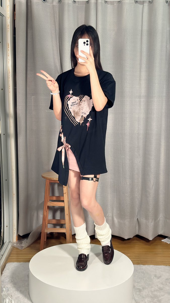 多数人都在口头上追求心灵的崇高，但视线却总是被外貌牵着走。

#art