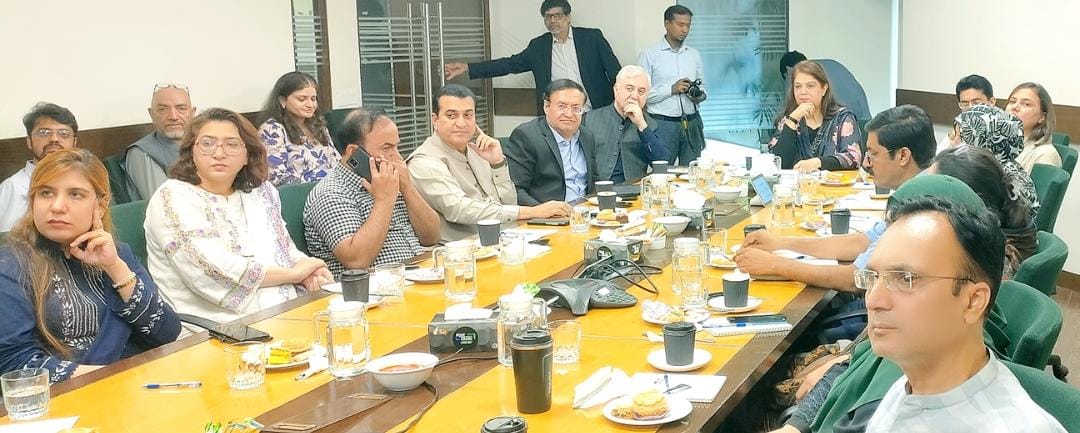 چیئرپرسن سٹیرنگ کمیٹی براے قومی پالیسی "آرٹ آف پیرینٹنگ" نیلوفر بختیار نے جائزہ اجلاس کی صدارت کی، ممبران کے ہمراہ پرورش اور آغوش مینویل کے اردو ترجمہ، ملک بھر میں تشہیر اور ٹریننگ کے باقاعدہ آغاز کی ذیلی کمیٹیاں تشکیل دیں اور  عملی اقدامات کو یقینی بنانے کے حوالے سے فیصلے کیے۔