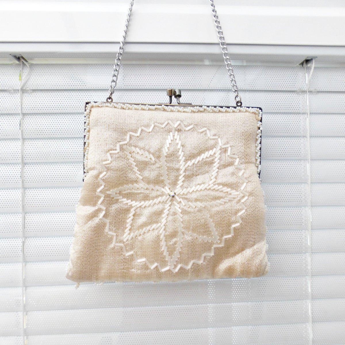 ThenandNowbVer1's tweet photo. Vintage Pale Silver Evening Bag | 1960s Lame Handbag | Elegant Evening Wear | Metallic Clutch Purse | Retro Handbag | Vintage English https://t.co/RbsCkiU4i6 via @Etsy https://t.co/CsyrVz5ru7