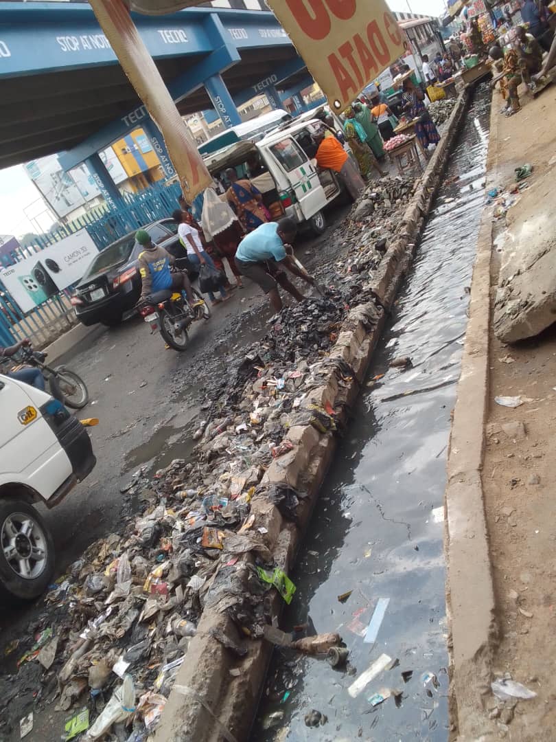 ibcityannouncer's tweet photo. Photos: cleaning and clearing of drainages around Mokola Roundabout area Ibadan on going #ATM. How can the government (state/local) stop/prevent people from dumping refuse into tye drainages? #KeepIbadanClean #BigCity #Ibadan https://t.co/QmrlcA2pW7