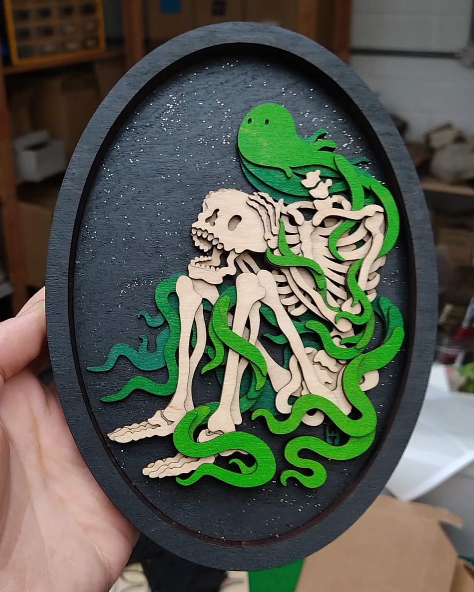 A freshly made Dream of Distant Galaxies, feeling particularly appropriate as it was assembled while listening to an epic, space opera sci-fi (Sun Eater for those interested).

martintomsky.com/shop/dream-of-…

#art #woodwork #skeleton #scifiart #sciencefiction