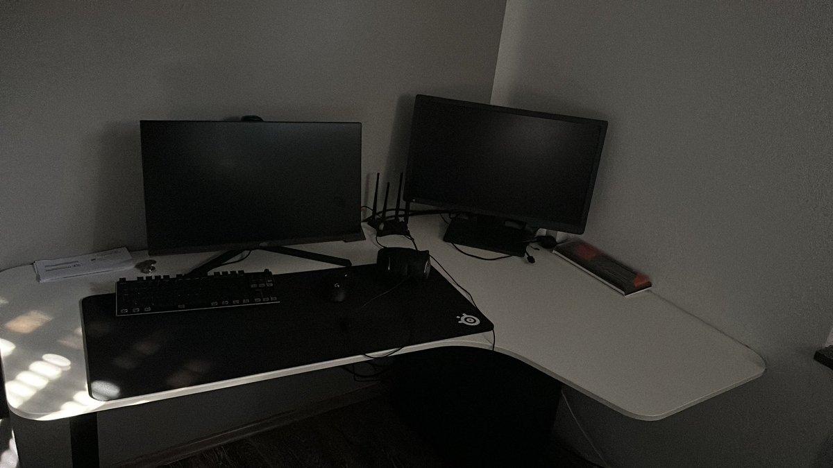 skraytlo's tweet photo. @kijacs W desk tbh https://t.co/azO0iPUUMl
