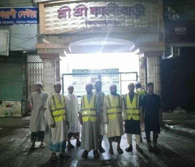 nirvana7175's tweet photo. Guarding a Temple from Being attacked by Hasina's youth team BSL

#SecularBangladesh
#FightRumors
#BangladeshWithHindus
#IndianPropagandaAgainstBDSovereignty
#hasinasdirtygame
#SaveBangladeshFromIndianRaw
#SaveBDfromIndianRaw https://t.co/e0cJKwNeC6