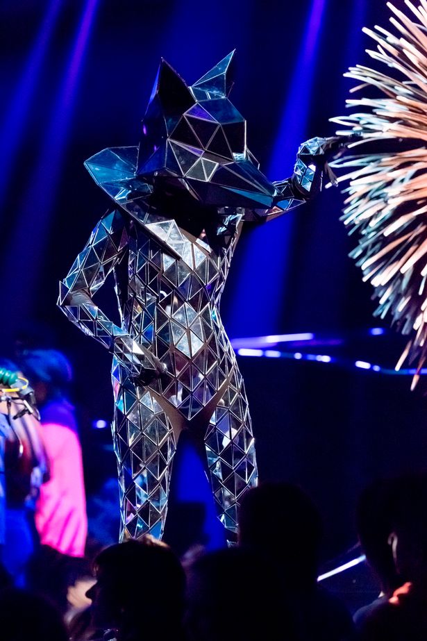 GemOliver4's tweet photo. Canada's Drag Race: Canada vs the World 2, I knew I'd seen Lemon's "The Robots Have Taken Over" outfit somewhere before! Masked Singer UK, Series 1, Denise Van Outen - the Fox 😁 I think DVO wore it better 🙊 x https://t.co/8DR2tqHKbe