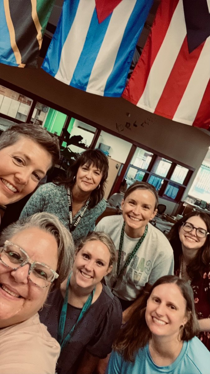 cvecardinals's tweet photo. #ELLivating our students at CVE. #ELteam #SomosCVE #WeAreCVE https://t.co/rCOvzTUNyB
