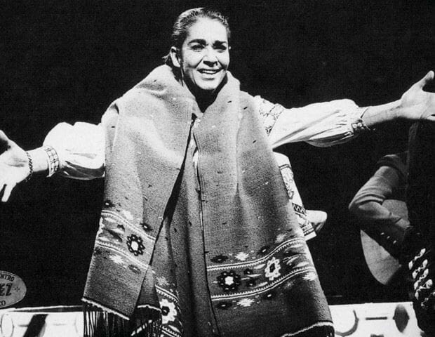 "Ama sin medida, sin límite, sin complejo, sin permiso, sin coraje, sin consejo, sin duda, sin precio, sin cura, sin nada.
No tengas miedo de amar... verterás lágrimas con amor ó sin él".
Chavela Vargas