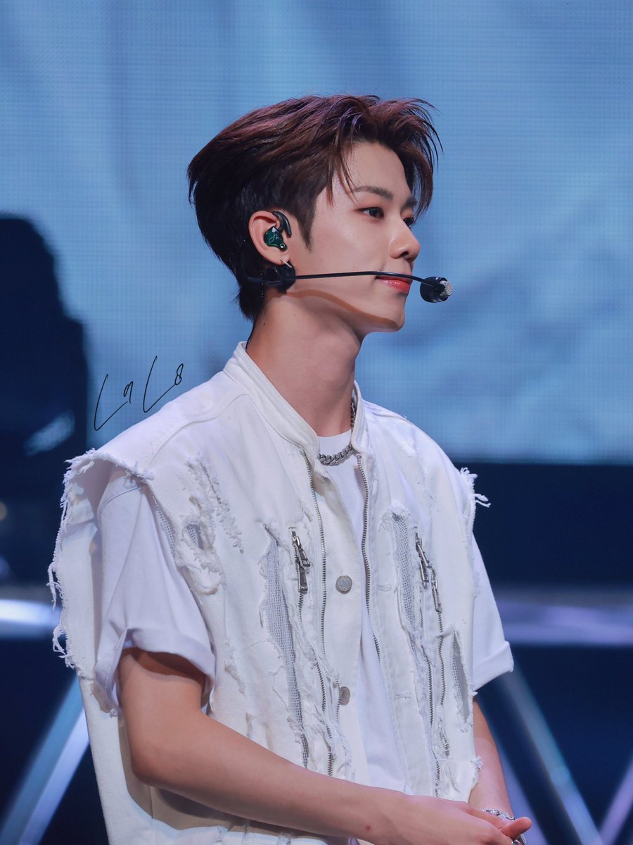 this man is so perfect. 

#LEEJEONGHYEON #이정현 #EVNNE