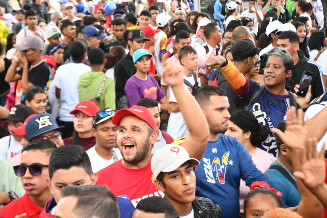 PartidoPSUV's tweet photo. #Fotos 📸

Con la juventud venezolana nos desbordamos en las calles de la ciudad en defensa de la paz.

#PatriaSoberanaYPlena https://t.co/oRZfdq1bSd