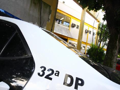 PCERJ's tweet photo. #32DP prende professor de creche acusado de estuprar criança de três anos. Ele foi capturado na Zona Oeste do #RJ
Confira na matéria👉https://t.co/CdhHI9M8Uy https://t.co/hwEbwGCxPW