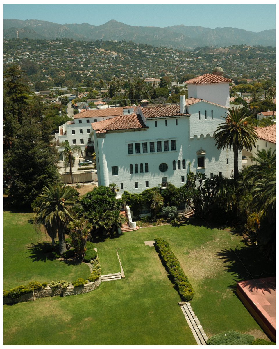 Embracing the vibrant beauty of Santa Barbara. Every corner here tells a story of color and joy. this city never ceases to inspire☀️!
📷 Fuji x100vi
 #santabarbara #fujix100vi