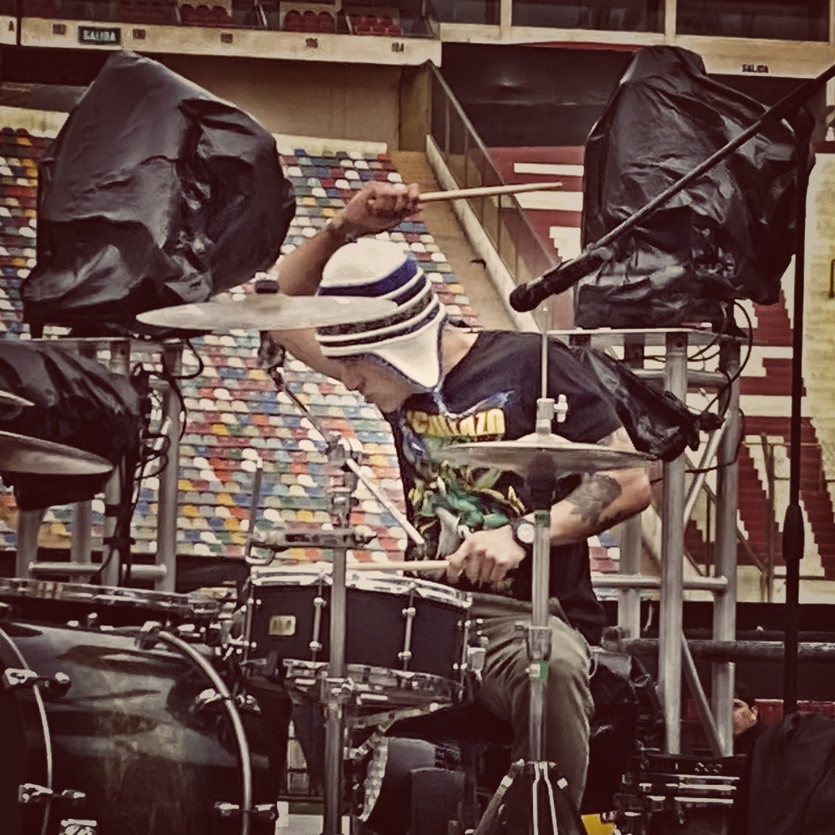 cuchillazo's tweet photo. Sonido listo y Bestial! Nos vemos mañana en el Monumental! #CentenariU #RockPeruano @Universitario https://t.co/ReU33tse5b