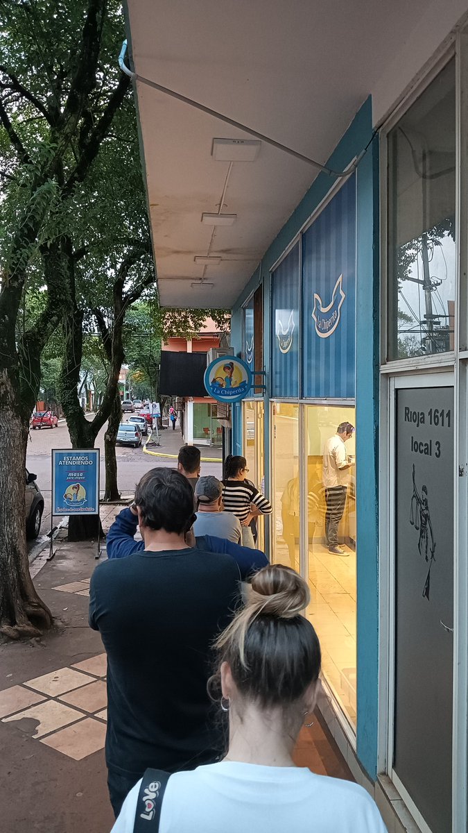 Hugoduarteok's tweet image. Hoy toco hacer fila, para comprar chipas., tengo que replantearme la vida me parece.