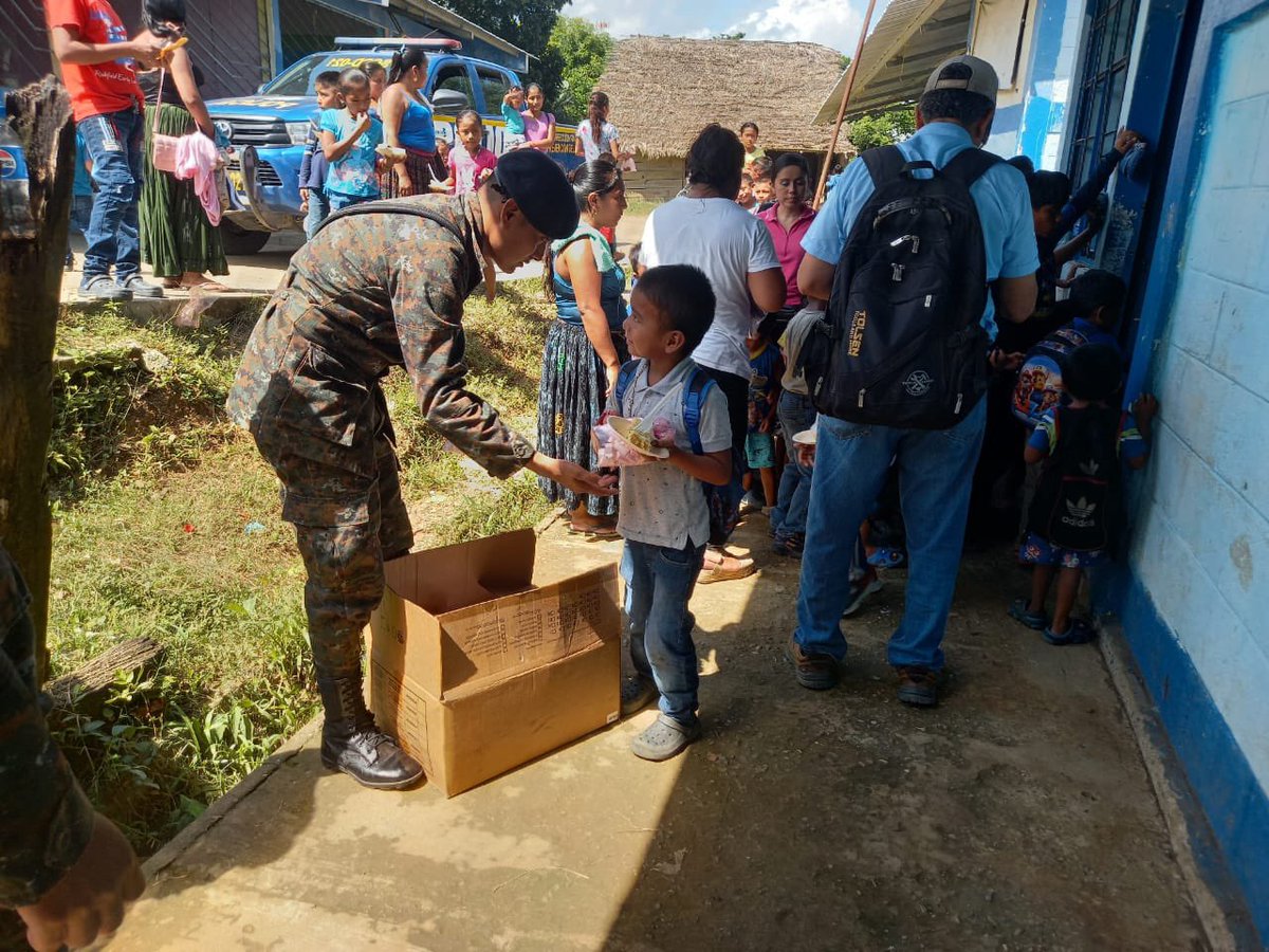 Compartiendo momentos de alegría con la niñez guatemalteca. 🥳🫡🇬🇹

Brigada de Infantería de Marina del #EjércitoGT, realizó actividades lúdicas en Puerto Barrios, #Izabal.
#GuatemalaSaleAdelante