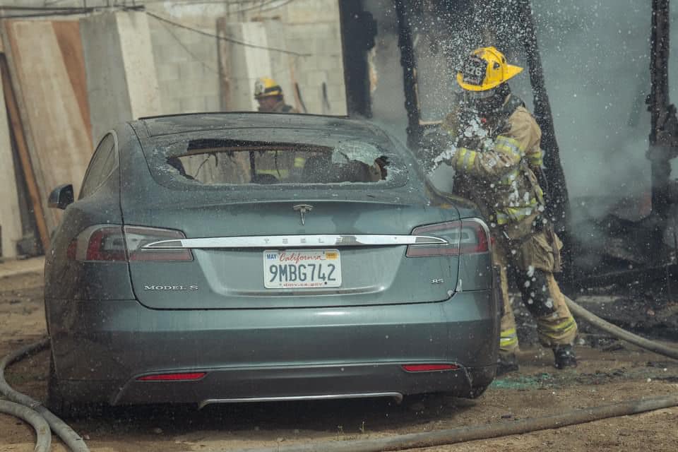 autoinsignia's tweet photo. "Esto sucedió en Tijuana, un Tesla Model S fue conectado ilegalmente (comúnmente llamado como "diablitos") a un poste de electricidad para recargar su batería. La imprudencia resultó en la destrucción tanto de la casa como del vehículo."
#tijuana #teslamodels #noticias https://t.co/8a5wpUKCLf