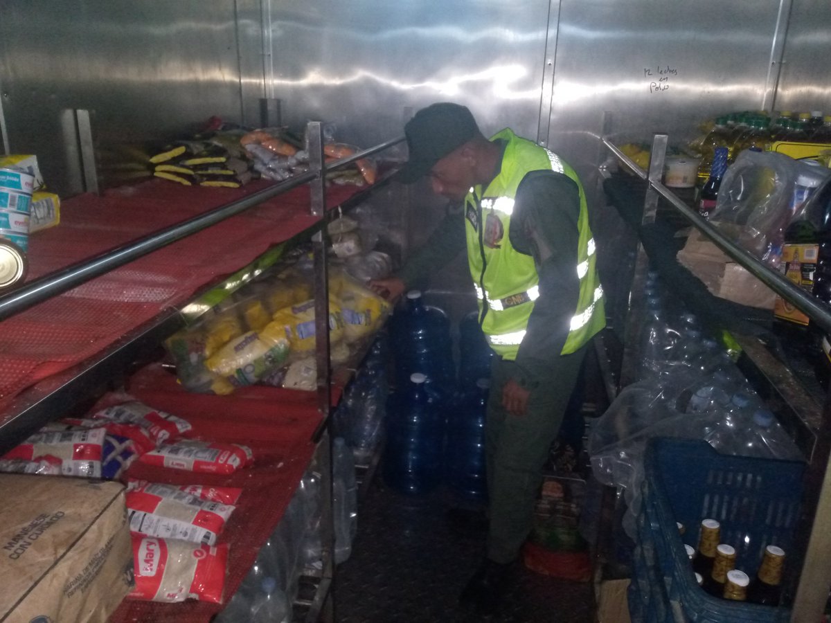 rregionfalcon_'s tweet photo. 🗣️ EsNoticia || #05Ago, efectivos del #RNAT. Región Falcón en cumplimiento a sus funciones de Apoyo y Auxilio a la Fuerza Laboral del #SENIAT, en Visita de Ley y Recepción a la Embarcación (MT FLORELLA). Fondeada en la bahía de Cardon, sin pasajeros. https://t.co/SJWV1udyrW