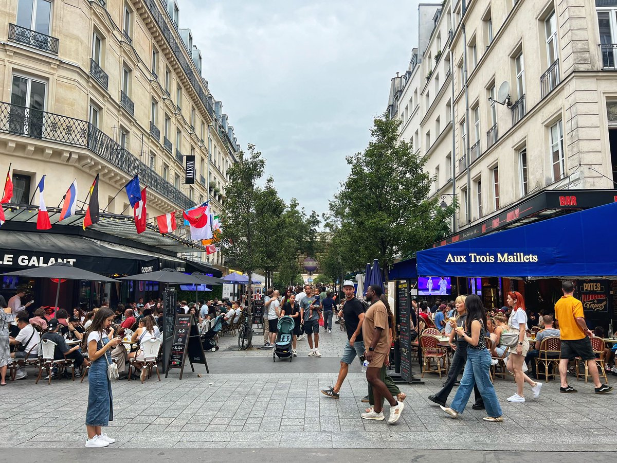 Pedestrian commercial streets are wildly popular in every corner of the globe. #Paris