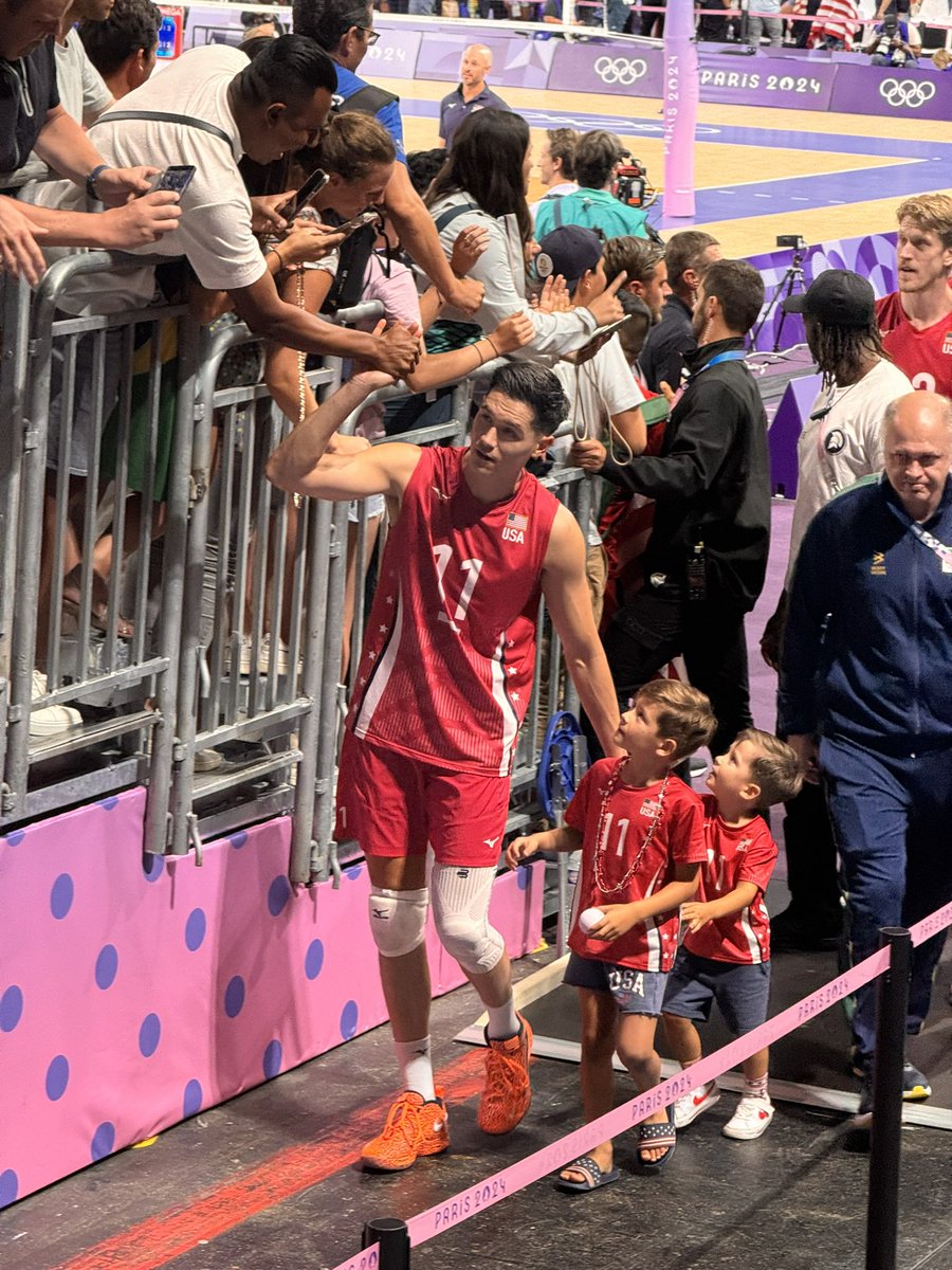 THIS IS ❤️.

Matt and Micah taking their children with them as they leave the court after booking a spot in the semifinal round of @paris2024.

🥰 #Paris2024 #volleyball