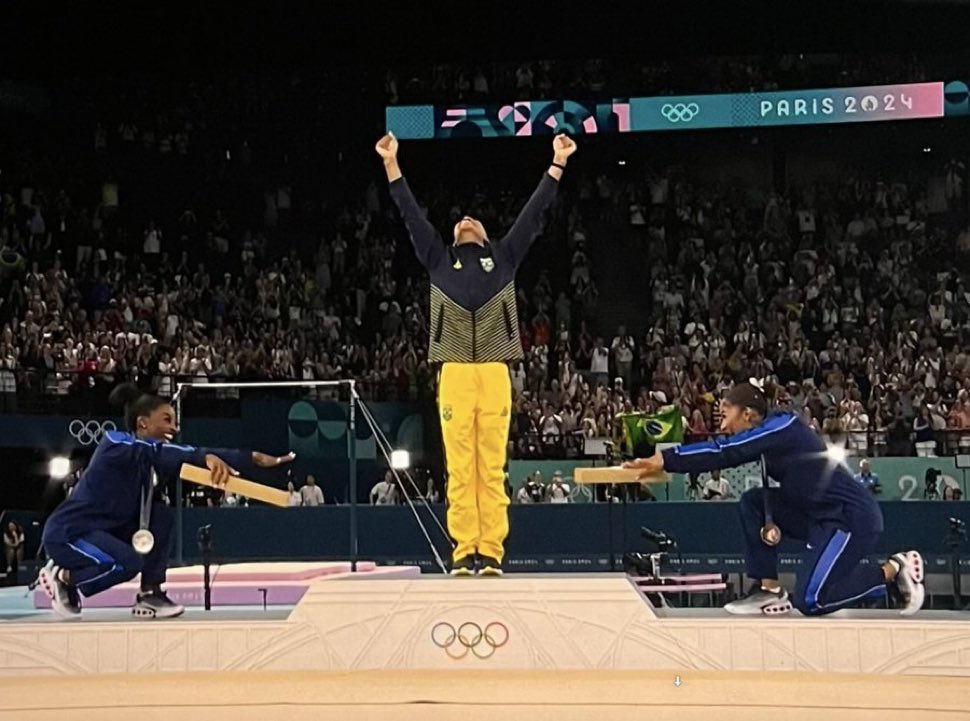 I was on a call today with some amazing #WomenInMedicine talking about the importance of #LiftAsYouRise and I think this photo exemplifies that concept. Amazing sportsmanship and #Legends