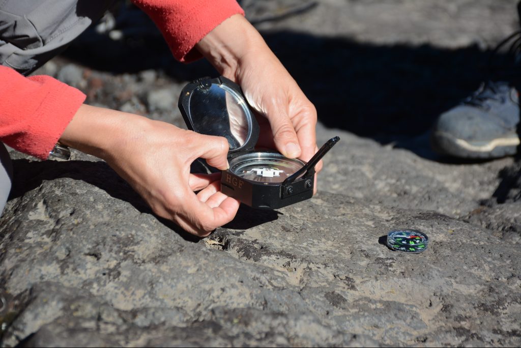 #VinculaciónUdeC: Proyecto explora “vínculo” de comunidades con paisaje volcánico de la Región del Biobío. “Rocas Brújulas”, de Carolina Opazo, reúne artes visuales y sonoras, geología y conocimientos locales como base para la investigación de campo 
🏔️ noticias.udec.cl/proyecto-explo…