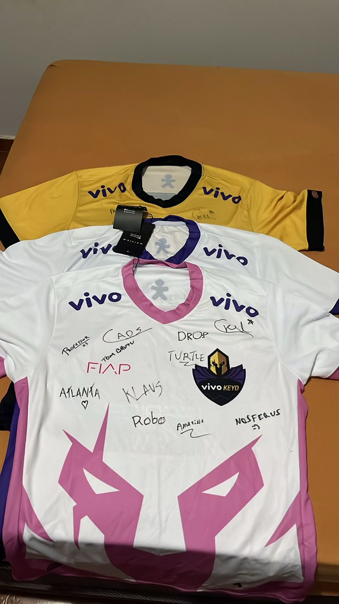 Igorrdesigner's tweet photo. @VivoKeyd olha o que eu achei guardado aqui, me sinto orgulhoso por ter feito parte de uma criação tão bonita naquele ano .

Estão até com as etiquetas e nunca foram usadas. https://t.co/8hhVh26LVX