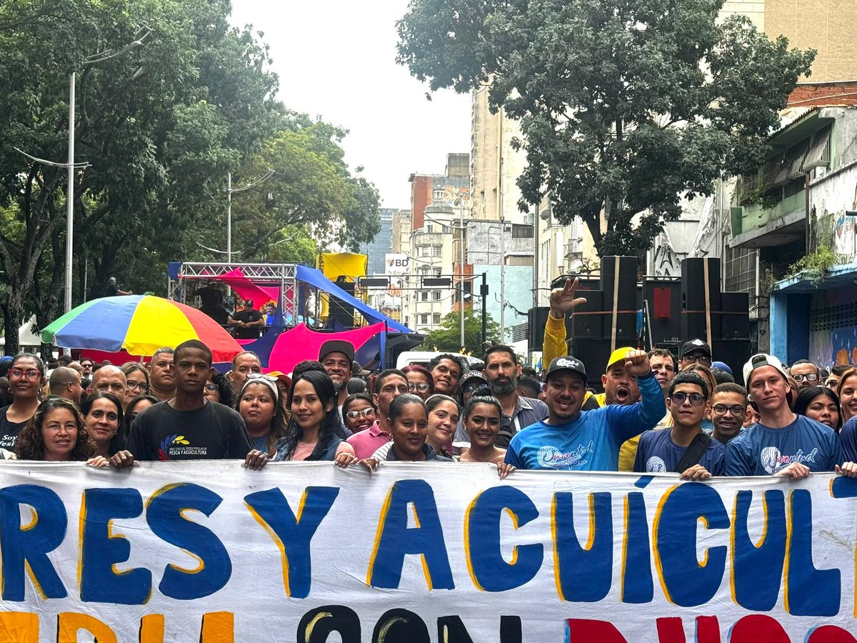 MinpescaVE 🐟 (@minpescave2) on Twitter photo #Venezuela | Bajo la lluvia nuestra Juventud Pesquera a la vanguardia del proceso revolucionario.
Por la paz y la estabilidad de la nación.
¡Pescar es Vencer!
<a href="/NicolasMaduro/">Nicolás Maduro</a>
<a href="/Jcloyo/">Juan Carlos Loyo</a>
#PatriaSoberanaYPlena #Venezuela | Bajo la lluvia nuestra Juventud Pesquera a la vanguardia del proceso revolucionario.
Por la paz y la estabilidad de la nación.
¡Pescar es Vencer!
<a href="/NicolasMaduro/">Nicolás Maduro</a>
<a href="/Jcloyo/">Juan Carlos Loyo</a>
#PatriaSoberanaYPlena
