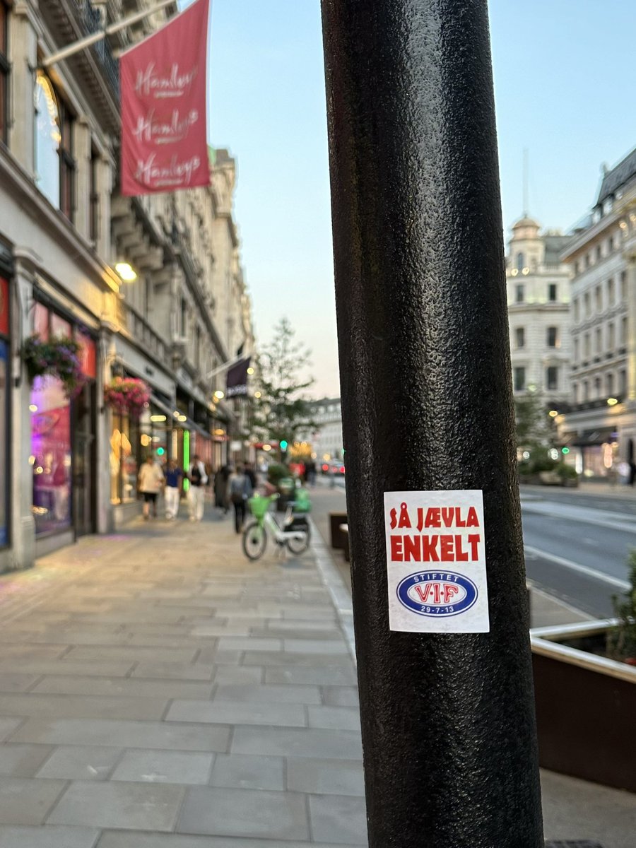 Regent Street. Så jævla enkelt i London. @OsloUltras <a href="/ValerengaOslo/">Vålerenga Fotball Elite</a>