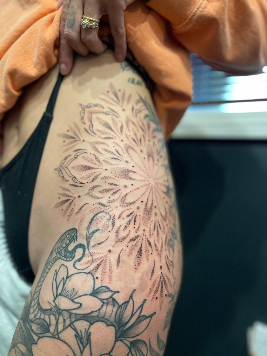 kylomoo's tweet photo. Ornamental hip #tattoo 
#tattoos https://t.co/Urft8JGF9v
