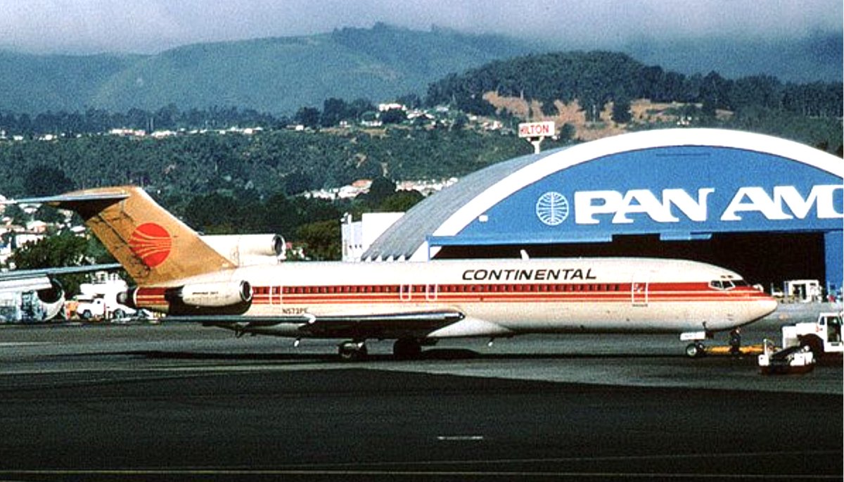 flycontinental1's tweet image. Our #B727 was photobombed by #PanAm. #airplane #airport #avgeek #avgeeks #ContinentalAirlines