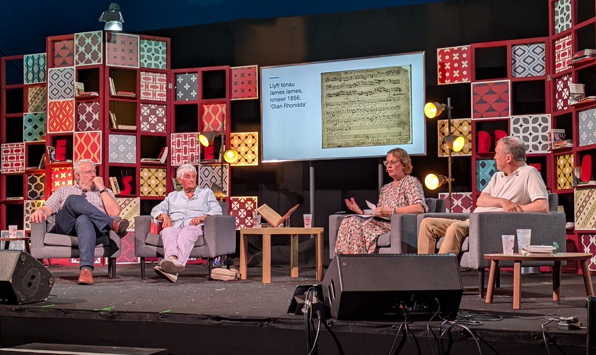 🎶Trafodaeth ddiddorol am yr anthem genedlaethol. 

Wedi ei gadeirio gan y cyn-Brif Weinidog, Carwyn Jones, roedd y panel yn cynnwys Nia Daniel, Pennaeth Isadran Archifau’r Llyfrgell.
