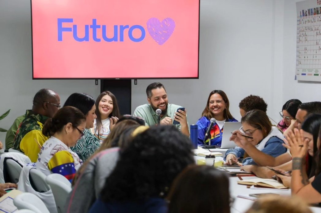 HectoRodriguez's tweet image. La fuerza del @movfuturoven contribuyó en la victoria de la paz y del pueblo venezolano en las pasadas elecciones presidenciales. 

Esto nos motiva a seguir trabajando para encausar las prioridades de la gente; por eso la agenda de Futuro es la del diálogo profundo con la…