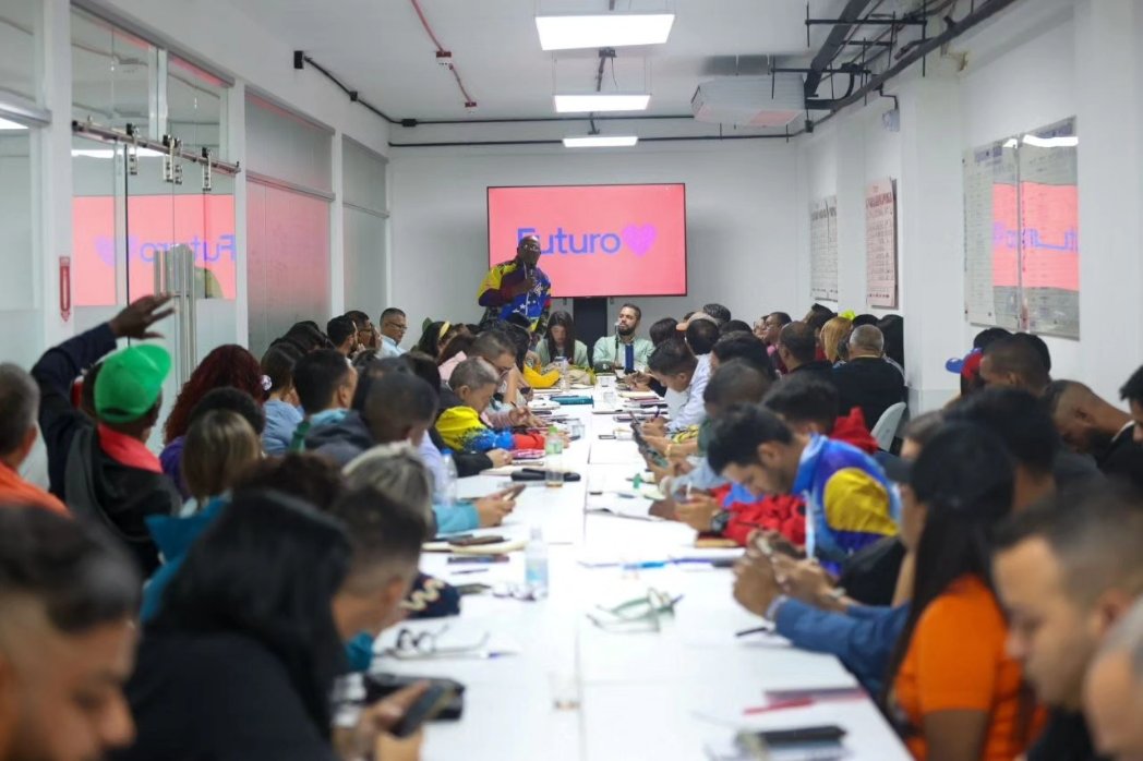 HectoRodriguez's tweet image. La fuerza del @movfuturoven contribuyó en la victoria de la paz y del pueblo venezolano en las pasadas elecciones presidenciales. 

Esto nos motiva a seguir trabajando para encausar las prioridades de la gente; por eso la agenda de Futuro es la del diálogo profundo con la…