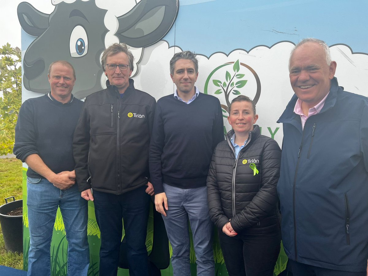 TirlanFarmLife's tweet photo. We had a fantastic day at @Tinahelyagshow getting to meet some of our farmers, giving away some @Avonmoretaste mooju milk &amp; presenting prizes. 🐄🎉🏆 #TinahelyShow https://t.co/Fdtsndy1G7