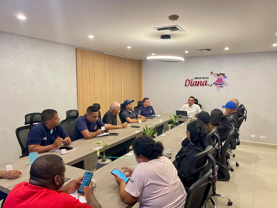 RomeroFelixE's tweet photo. ¡Agosto de + Producción y + Avances! Así lo hemos decretado durante un extraordinario encuentro con la Clase Obrera Trabajadora de @DianaIndustrias, Junto a ellos también revisamos los avances de la territorialización de los programas “Mi Bodega” y “Diana más cerca de ti” que se traducen en más PROTECCIÓN PARA EL PUEBLO! 

Con el conductor de Victorias @NicolasMaduro, seguiremos VENCIENDO. 
#PatriaSoberanaYPlena