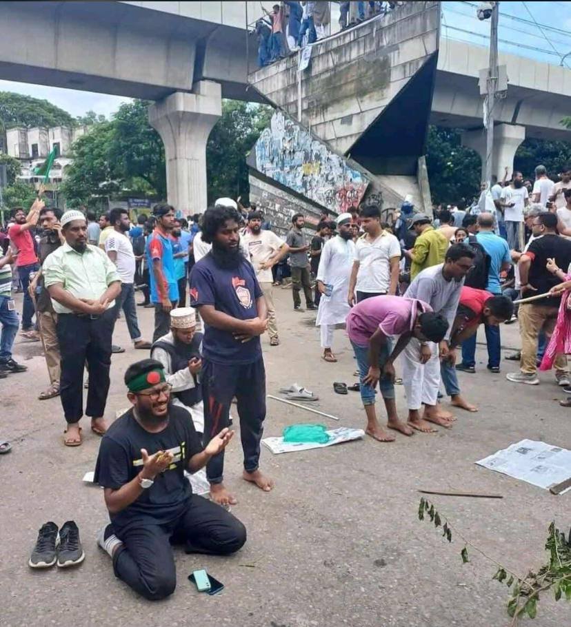 Haqiqatjou's tweet photo. Bangladesh celebrating the ousting of the brutal dictator Hasina with prayer. https://t.co/mBYl8tkJvn