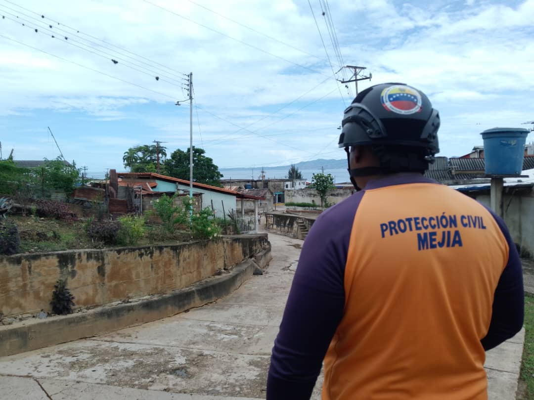 Vgrpc_MIJP's tweet photo. #5Agosto | Funcionarios de @Pcivil_Sucre_Ve del municipio Mejía, estado Sucre, realizan recorrido preventivo a ríos y quebradas en la Troncal 009, desde Chupete hasta Tarabacoa. Al momento sin novedad ante la temporada de lluvias 2024. 
#BalanceVgrpc
#PatriaSoberanaYPlena
#Vgrpc https://t.co/0JovUbHh31