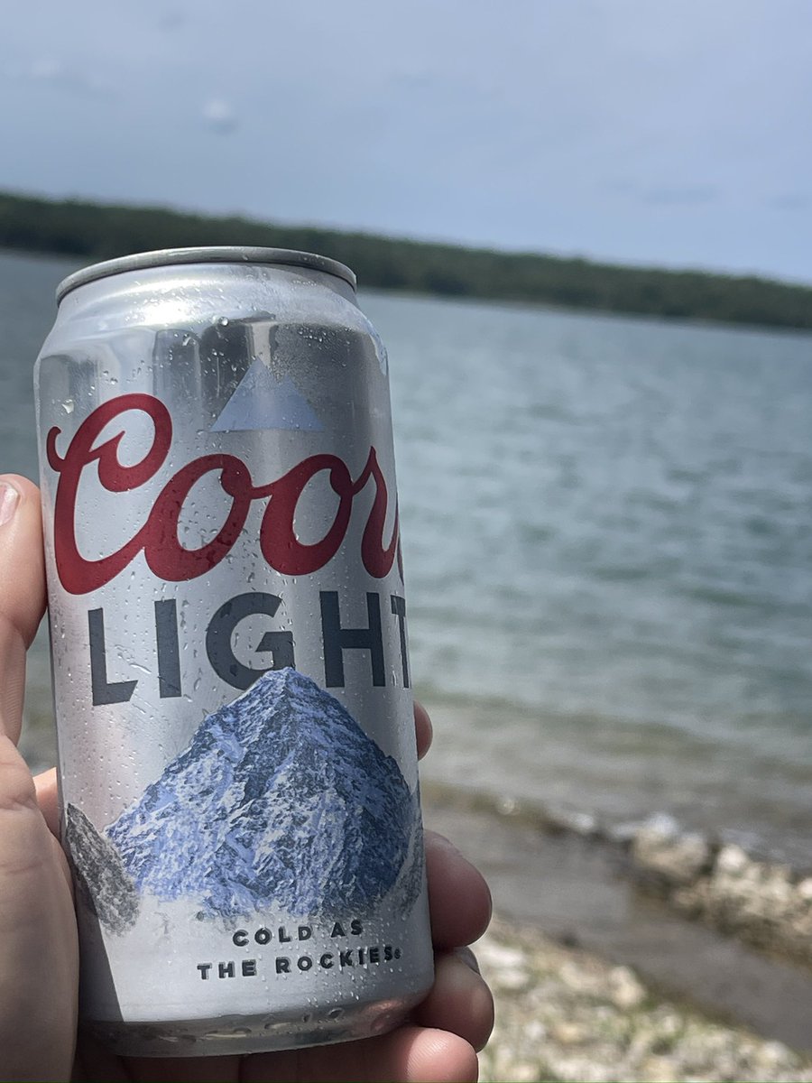 PrYoR_23's tweet photo. The mountains are blue in the UP also, boys. @PardonMyTake #CoorsLight #vacation https://t.co/DSr0XEpn0i