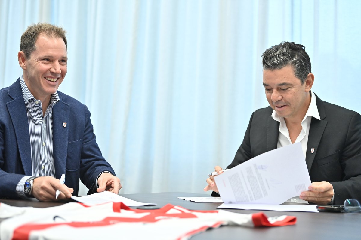 RiverPlate's tweet photo. 𝐌𝐆 ✍️ 

En el Mâs Monumental, junto al Presidente @JorgeBrito, Marcelo Gallardo firmó su contrato para transformarse en el nuevo entrenador de River.

#EstaHistoriaContinúa 🤍❤️🤍 https://t.co/zeddNK81GL