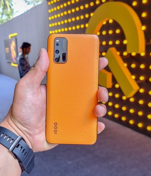LoserAnant's tweet photo. So after a long time, once again iQOO is Launching an orange color Smartphone whose name is #FlamboyantOrange For the first time, iQOO launched the orange color smartphone in #iQOO3 model which attracted the young generation a lot and then after #iQOONeo7Pro , iQOO launched many smartphones with new colors in India but they forgot their legendary color, so now finally @IqooInd is coming back to India with orange color in #iQOOZ9sSeries