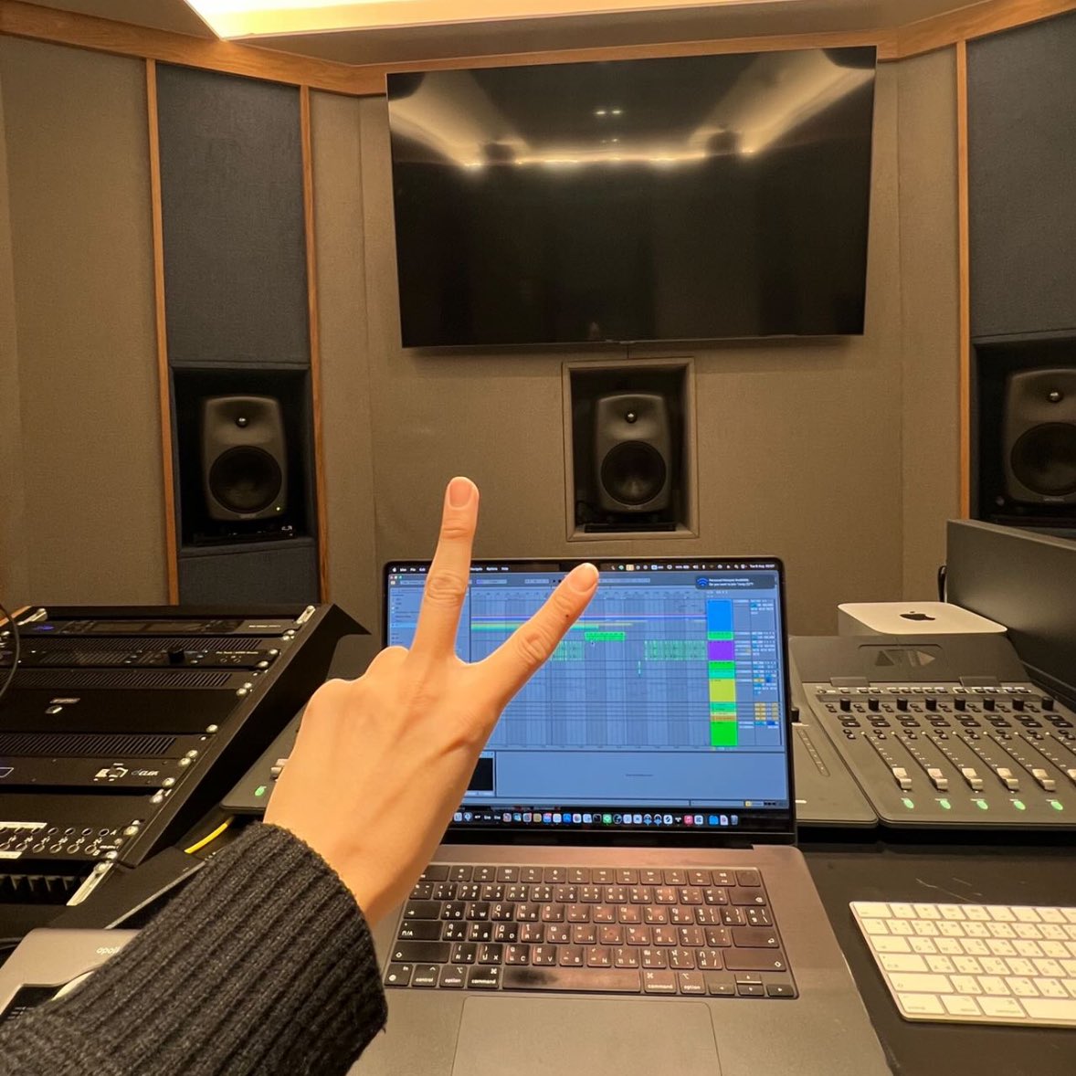 drowsykyy's tweet photo. เพลงที่เท่าไหร่แล้วน้อ🫣 บั้มนี้คร่าว ๆ นอกจากพี่นตที่อยู่แล้วเหมือนจามีพี่แชมป์maiyarap geniepak พี่กอล์ฟ f.hero พี่ตูนทมดอีก รวมตุวท้อปวงการมาก สู้ ๆ น้า ทั้งพี่เพอ ป้าจี แล้วก็พี่ ๆ ทีมงานทุกฝ่าย จะพูดเหมือนเดิมว่าขอให้ผลลัพธ์ออกมาดีสมความตั้งใจ อย่าลืมพักผ่อนกานด้วยเน้อ🫳🏻♥️ https://t.co/DCvbC19XK0