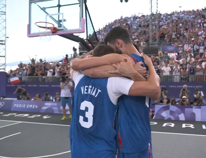 50NuancesDeNBA's tweet photo. OUI BORDEL DE MERDE ! LES BLEUS SONT EN FINALE DU TOURNOI OLYMPIQUE DE 3x3 !!! 🤯🇫🇷

LA MÉDAILLE !!! https://t.co/csnALVmmG1